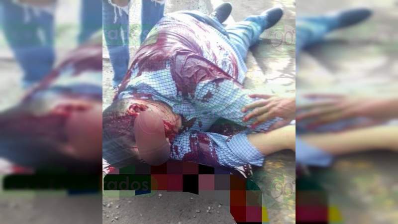 Asesinan a un hombre frente a colegio en Uruapan, Michoacán - Foto 0 