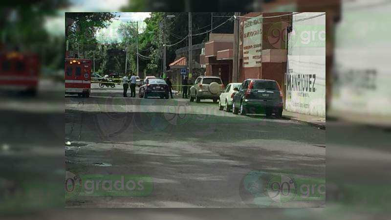 Asesinan a un hombre frente a colegio en Uruapan, Michoacán - Foto 1 