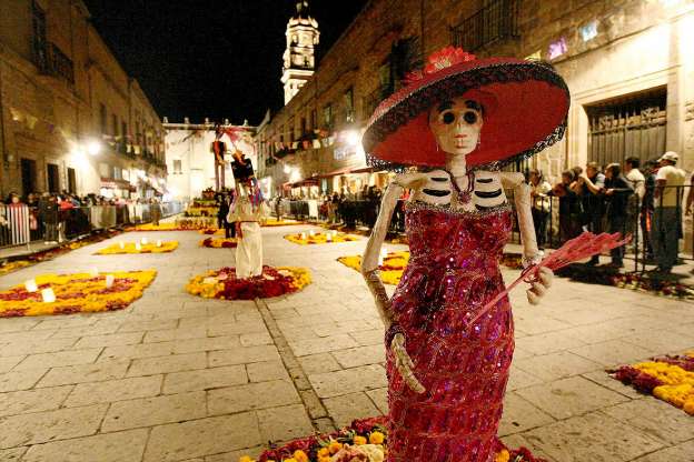 Entregan recursos a municipios para fortalecer tradiciones de Noche de Muertos en Michoacán - Foto 0 