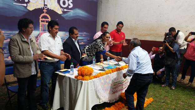 Entregan recursos a municipios para fortalecer tradiciones de Noche de Muertos en Michoacán - Foto 1 