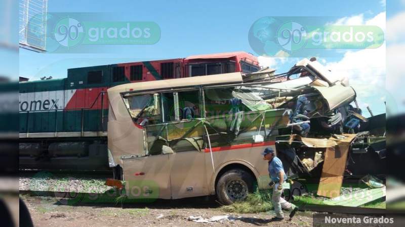 Chofer de bus herido al querer ganarle paso al tren en Celaya, Guanajuato - Foto 0 