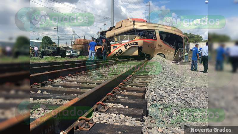 Chofer de bus herido al querer ganarle paso al tren en Celaya, Guanajuato - Foto 1 