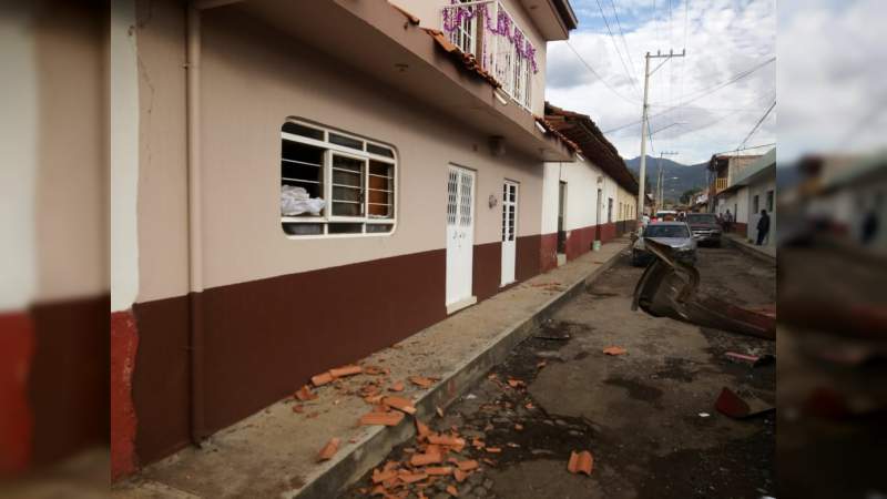 Explotan cohetones en camioneta en Tangancícuaro; hay un muerto y un herido grave - Foto 0 