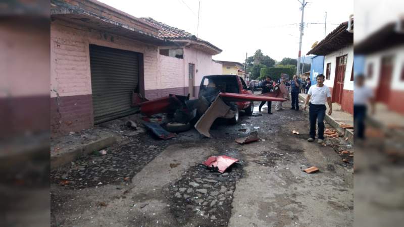 Explotan cohetones en camioneta en Tangancícuaro; hay un muerto y un herido grave - Foto 1 