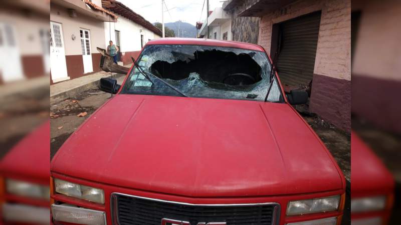 Explotan cohetones en camioneta en Tangancícuaro; hay un muerto y un herido grave - Foto 3 