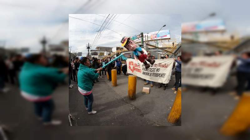 Habitantes de Nuevo León rompen piñata de El Bronco 