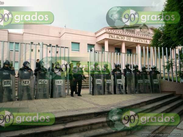 Policías antimotines resguardan sede el Supremo Tribunal de Justicia de Michoacán 