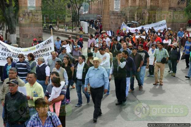 Profesores de la Universidad MIchoacana marchan en Morelia - Foto 1 