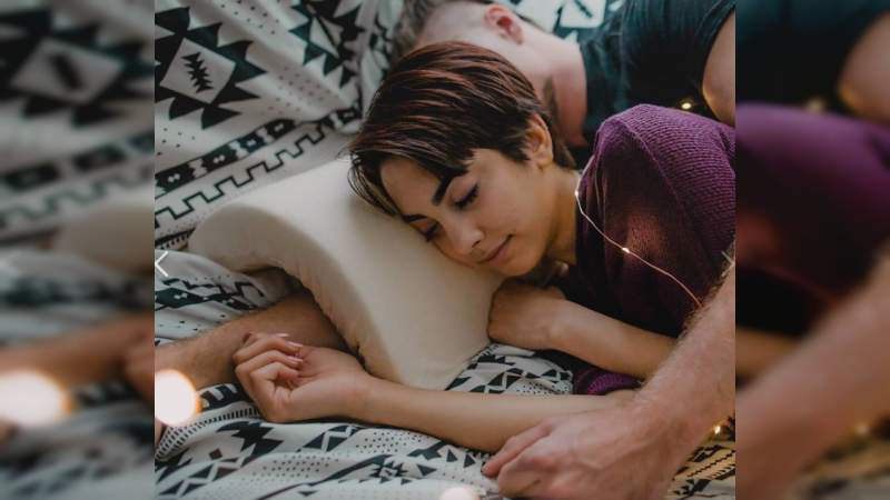 Diseñan almohada para dormir de cucharita sin que se duerma el brazo 