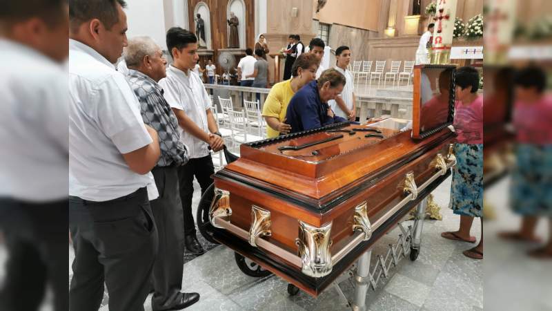 Sepultan en la Catedral al Obispo Emérito de la Diócesis de Apatzingán - Foto 0 