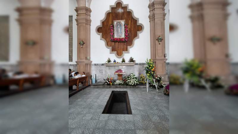 Sepultan en la Catedral al Obispo Emérito de la Diócesis de Apatzingán - Foto 1 