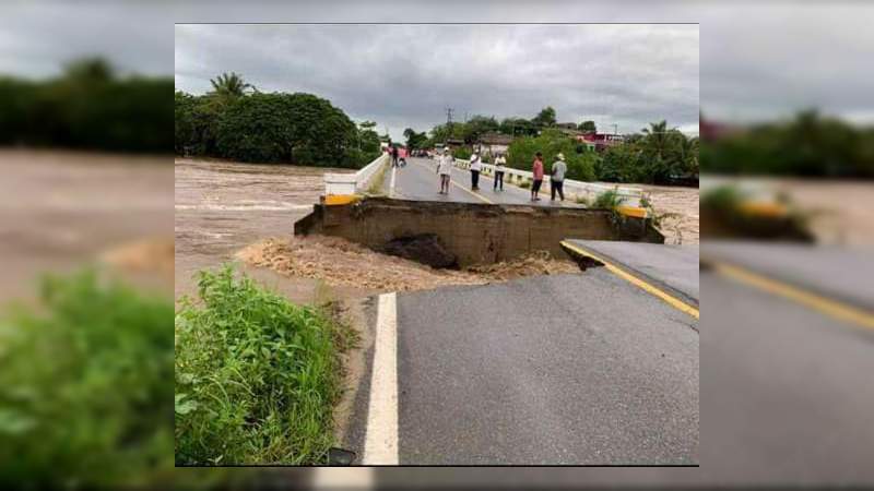 Se desborda un río y colapsa un puente en Guerrero 