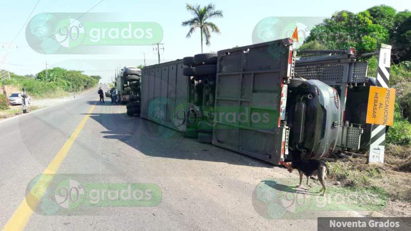 Vuelca tráiler cargado con autos en Lázaro Cárdenas, Michoacán  - Foto 0 