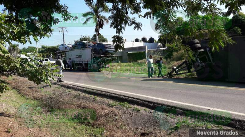 Vuelca tráiler cargado con autos en Lázaro Cárdenas, Michoacán  - Foto 1 