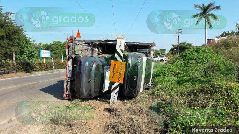 Vuelca tráiler cargado con autos en Lázaro Cárdenas, Michoacán  - Foto 2 