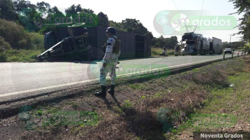 Vuelca tráiler cargado con autos en Lázaro Cárdenas, Michoacán  - Foto 3 