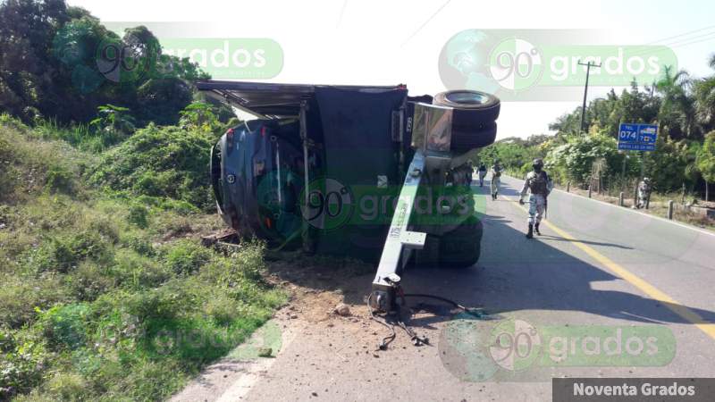 Vuelca tráiler cargado con autos en Lázaro Cárdenas, Michoacán  - Foto 4 