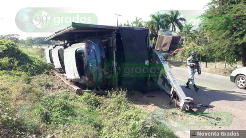 Vuelca tráiler cargado con autos en Lázaro Cárdenas, Michoacán  - Foto 5 