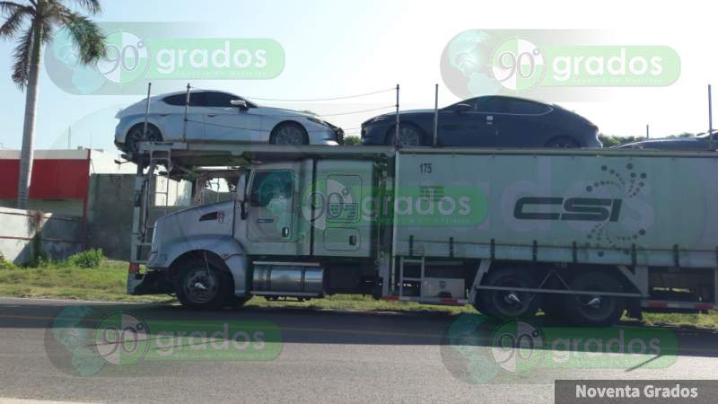 Vuelca tráiler cargado con autos en Lázaro Cárdenas, Michoacán  - Foto 6 