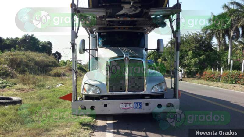 Vuelca tráiler cargado con autos en Lázaro Cárdenas, Michoacán  - Foto 7 