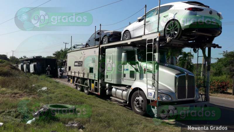 Vuelca tráiler cargado con autos en Lázaro Cárdenas, Michoacán  - Foto 8 