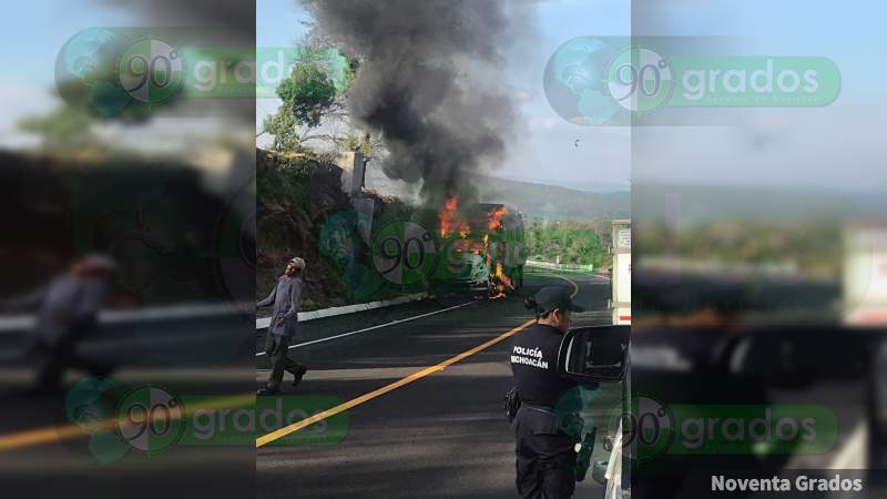 Tráiler se incendia en Villa Jiménez, Michoacán - Foto 0 