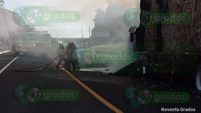 Tráiler se incendia en Villa Jiménez, Michoacán - Foto 1 