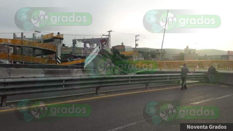 Tráiler Golpea Y Derriba Puente Peatonal Y Aplasta A Sus Dos Tripulantes En Apaseo El Alto 3653