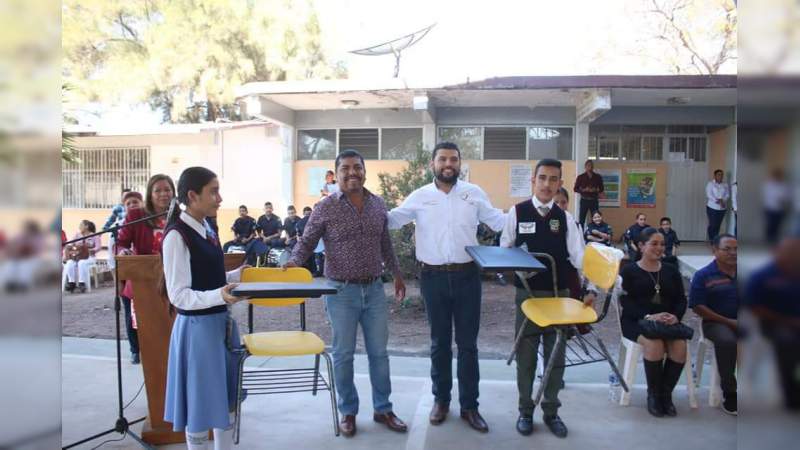 Entrega Octavio Ocampo mobiliario a escuelas de Tuzantla y Benito Juárez, Michoacán - Foto 2 