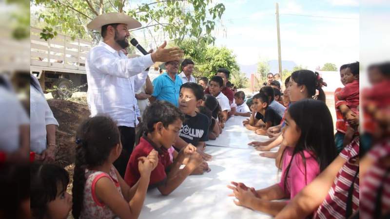 Octavio Ocampo continúa visitando comunidades del Distrito de Huetamo, Michoacán - Foto 0 