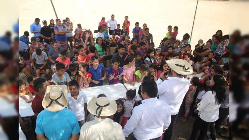 Octavio Ocampo continúa visitando comunidades del Distrito de Huetamo, Michoacán - Foto 3 